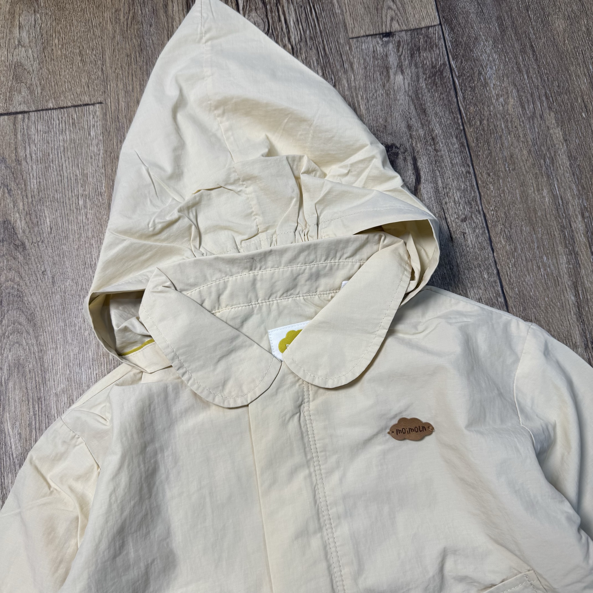 Áo khoác gió Moimoln 2 lớp lót cotton mũ chóp màu be bé gái size 90-120