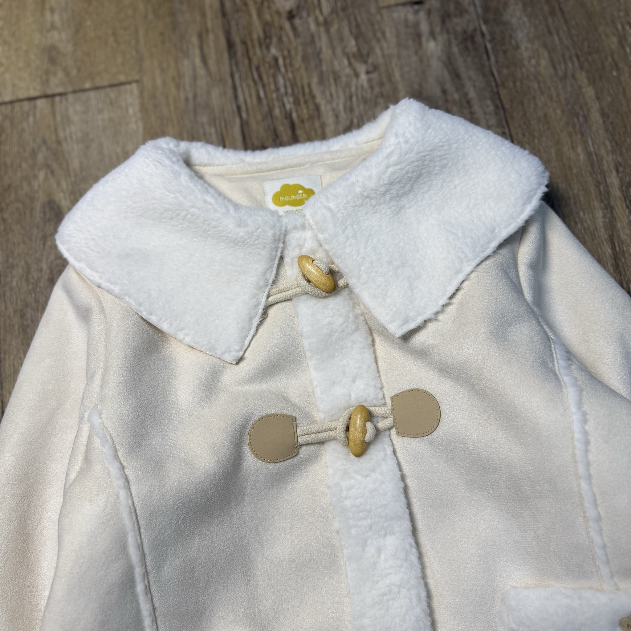 Áo khoác da lộn Moimoln dư xịn màu kem cho bé size 90-120