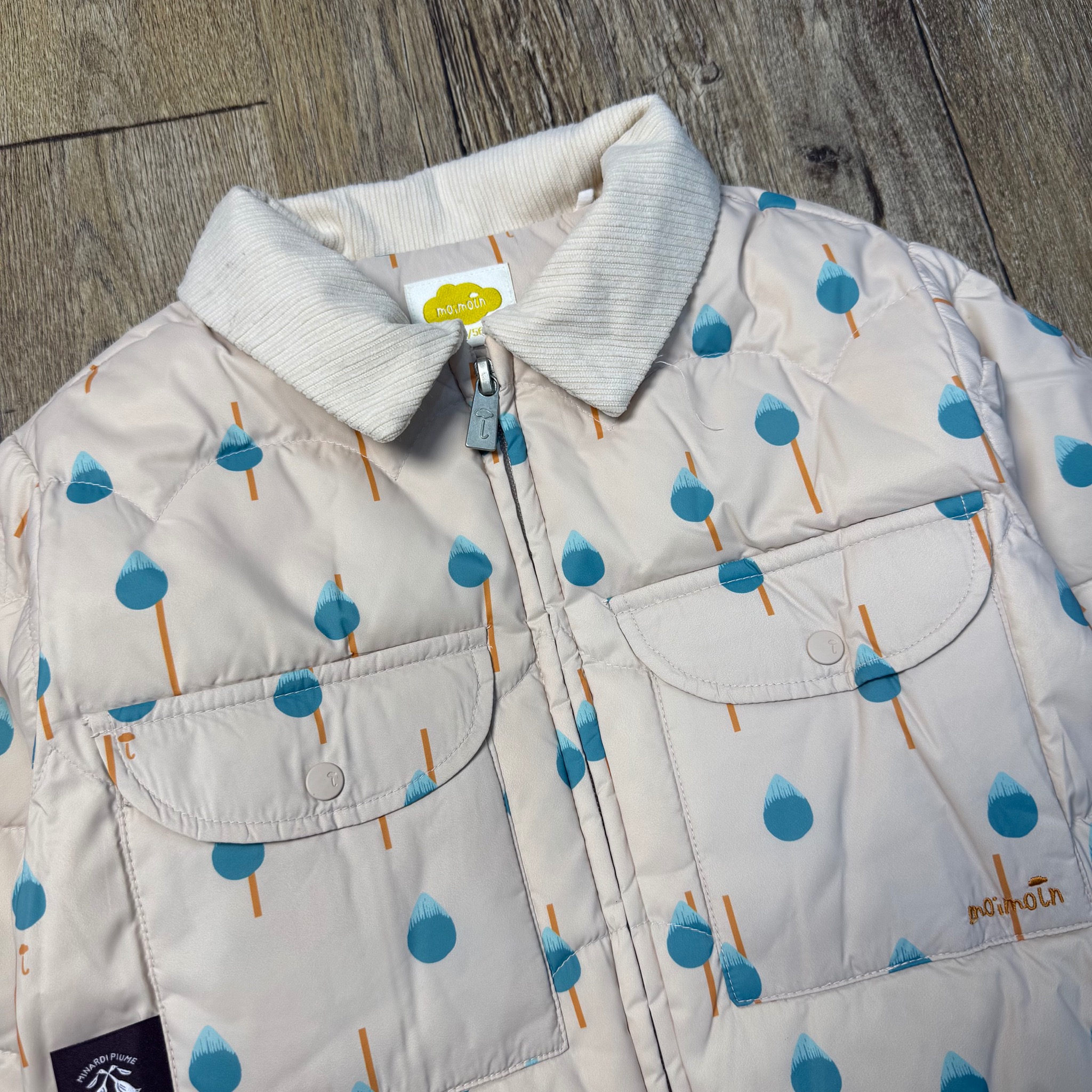 Áo khoác lông vũ Moimoln màu be cổ bẻ in hình cây xanh cho bé size 90-120