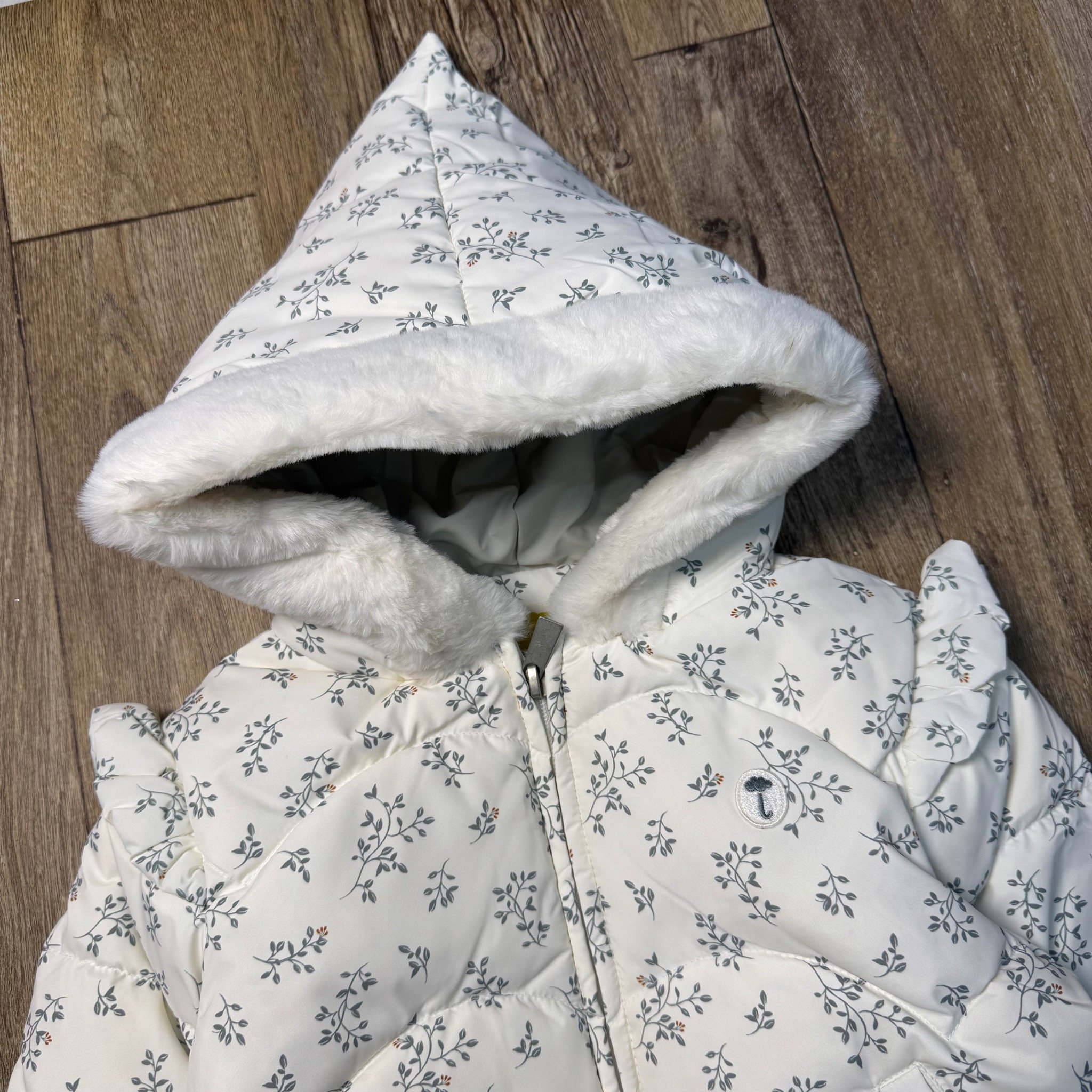 Áo khoác lông vũ Moimoln màu trắng in lá xanh viền lông bé gái size 90-110