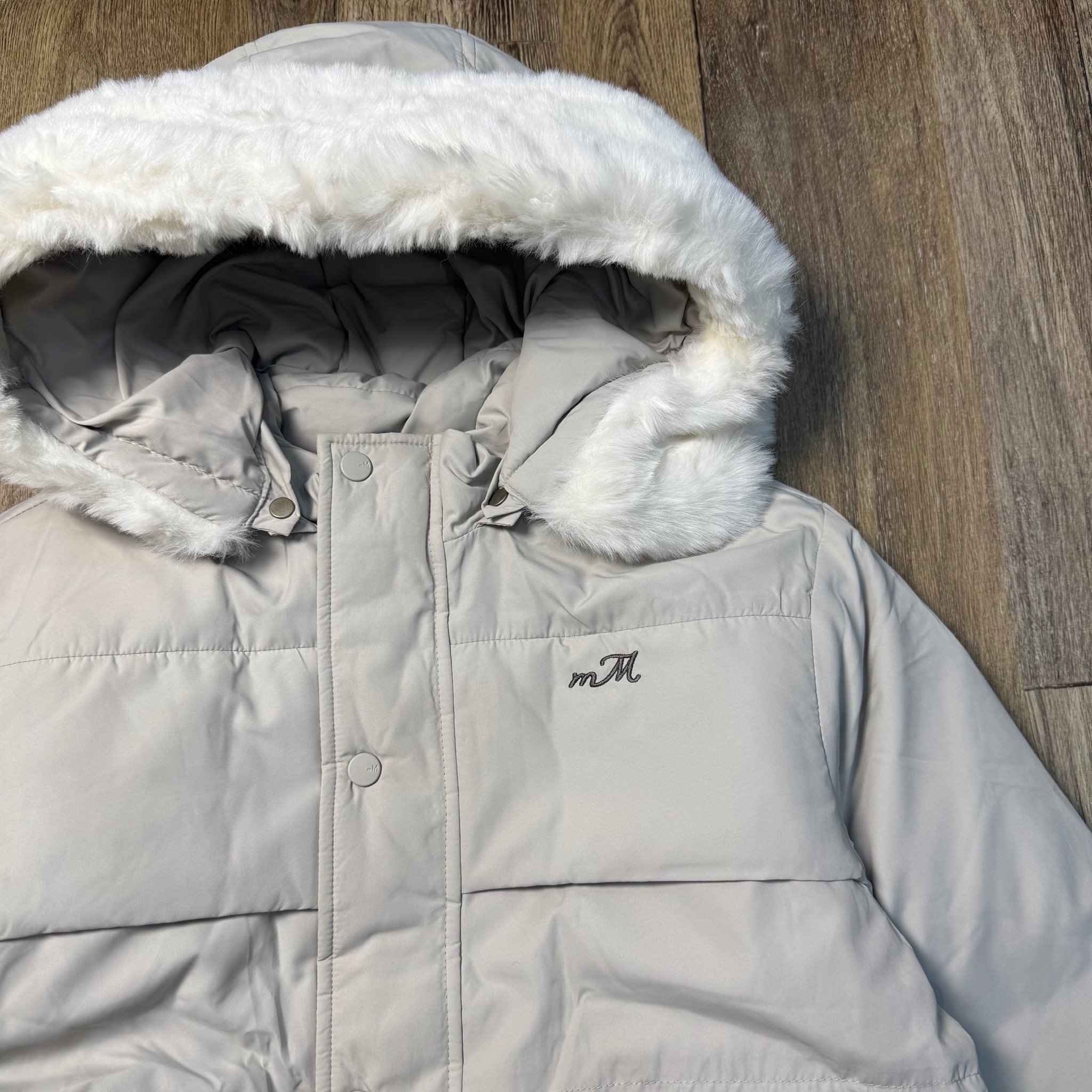Áo khoác lông vũ Moimoln màu ghi mũ lông dáng dài size 120/130