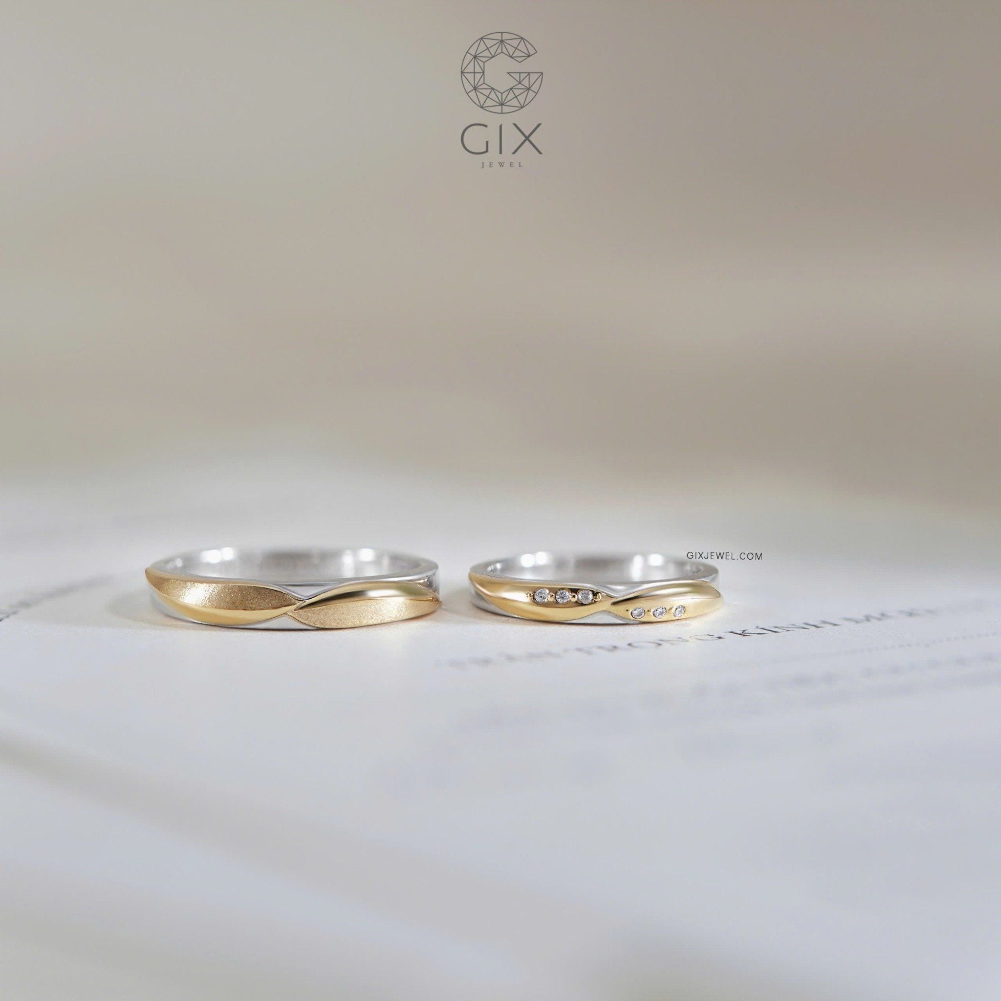  Nhẫn cưới hai màu đơn giản đẹp Platinum đính Moissanite khắc chữ Gix Jewel 