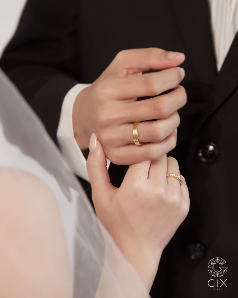 Nhẫn cưới mới nhất thiết kế bạch kim đính kim cương khắc chữ Gix Jewel