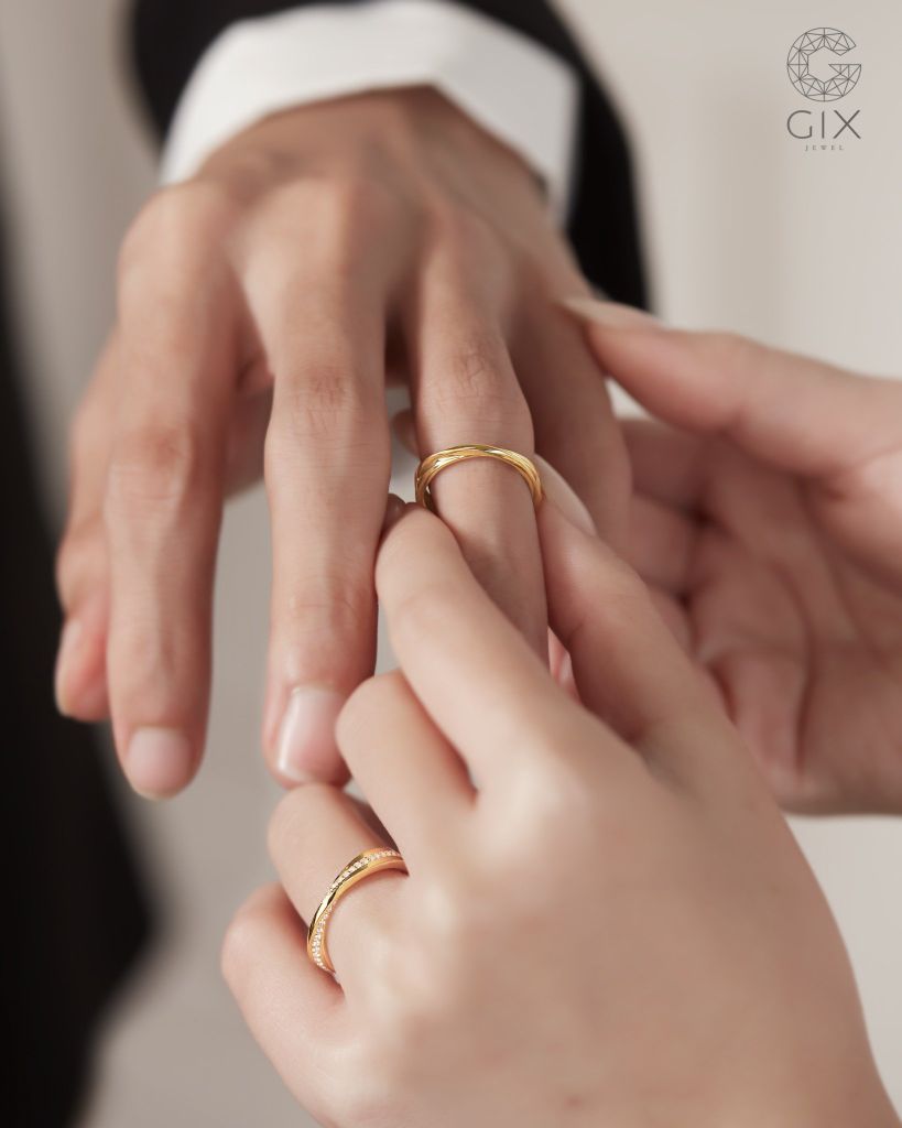  Nhẫn cưới cặp Mobius vô cực vàng trắng 18k đính kim cương hột xoàn đẹp Gix Jewel 