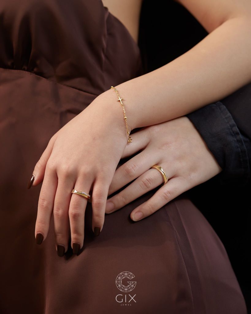  Nhẫn cưới hiện đại vàng trắng đính kim cương bản to đẹp khắc chữ Gix Jewelry 