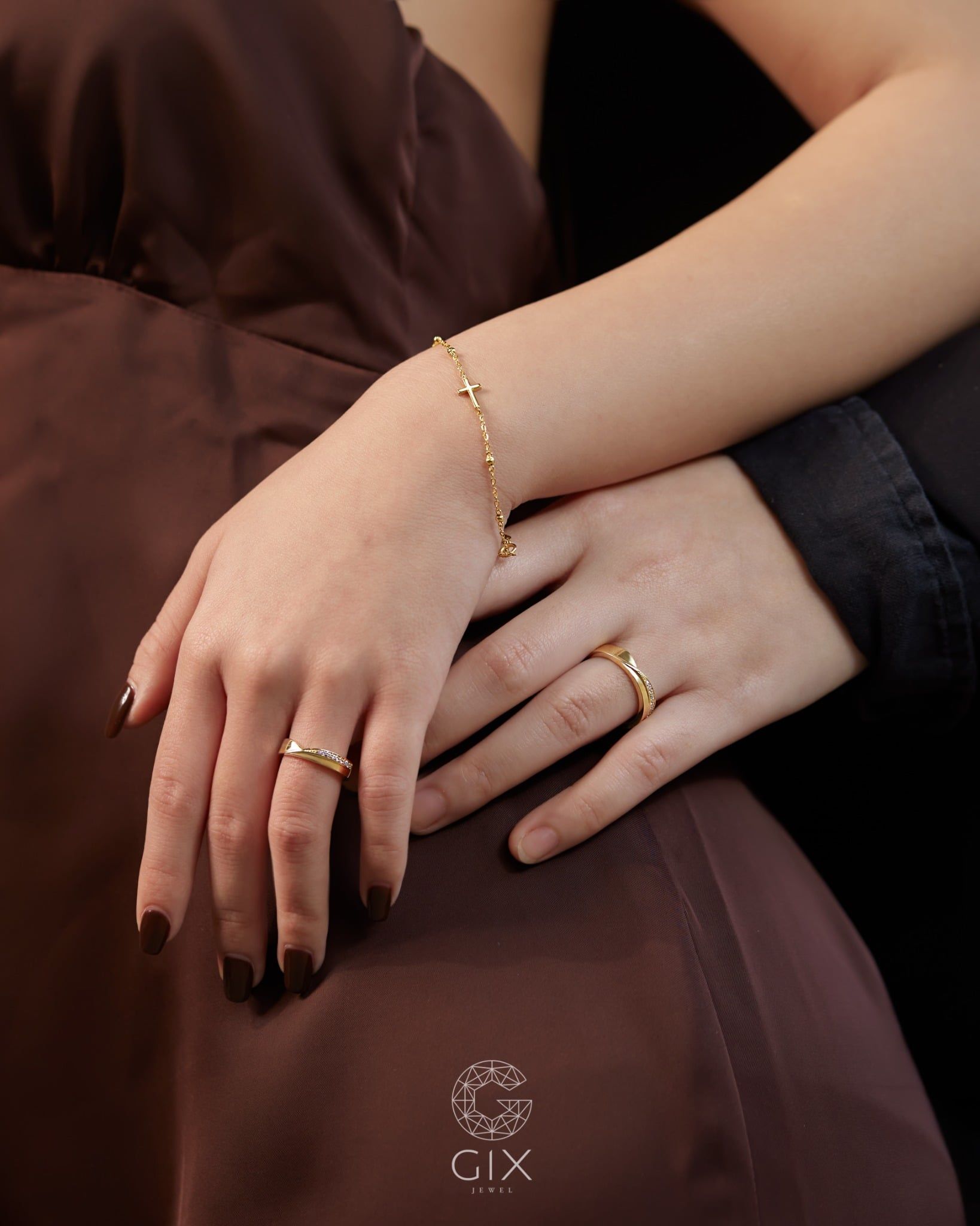  Nhẫn cưới hiện đại vàng trắng đính kim cương bản to đẹp khắc chữ Gix Jewelry 