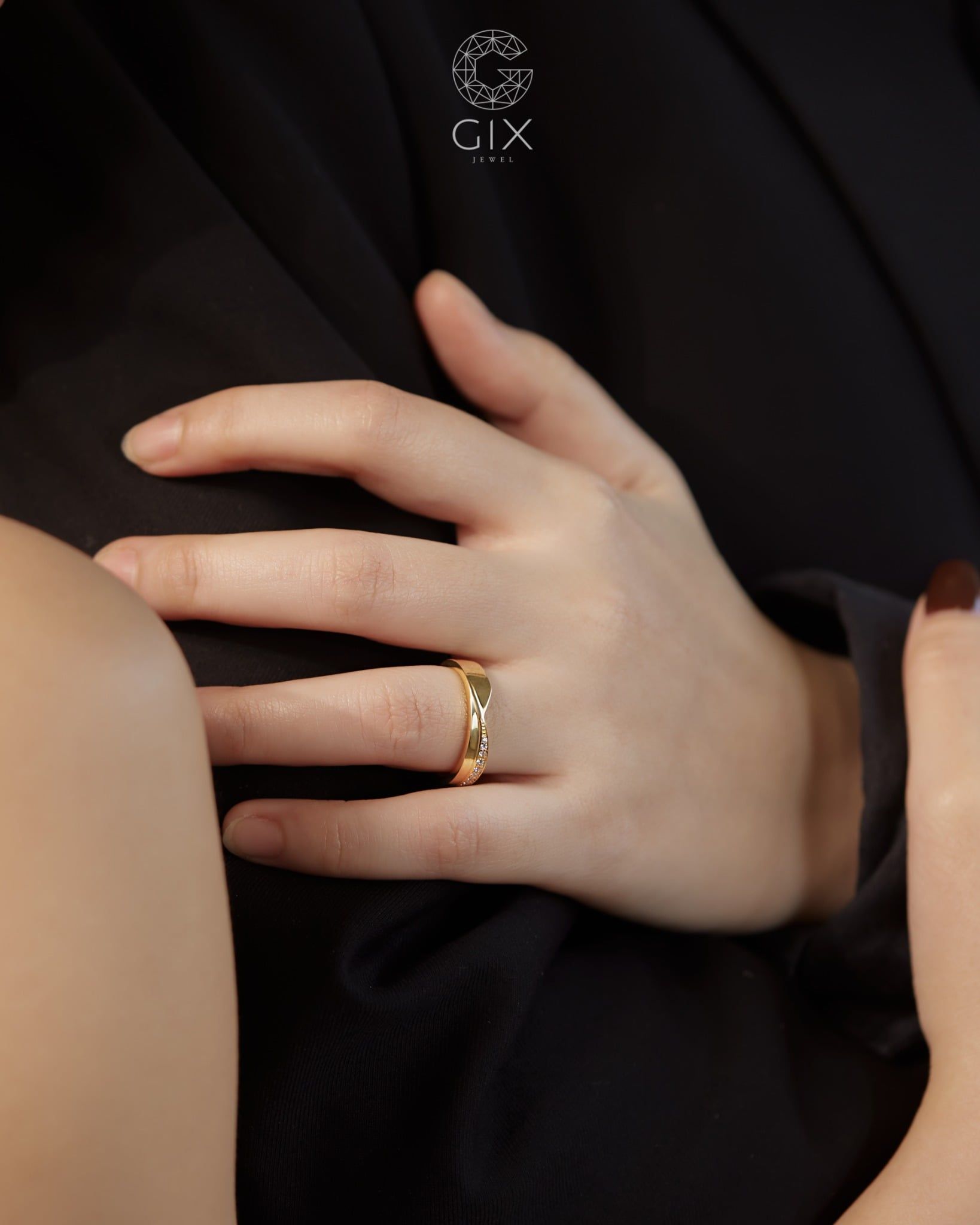  Nhẫn cưới hiện đại vàng trắng đính kim cương bản to đẹp khắc chữ Gix Jewelry 