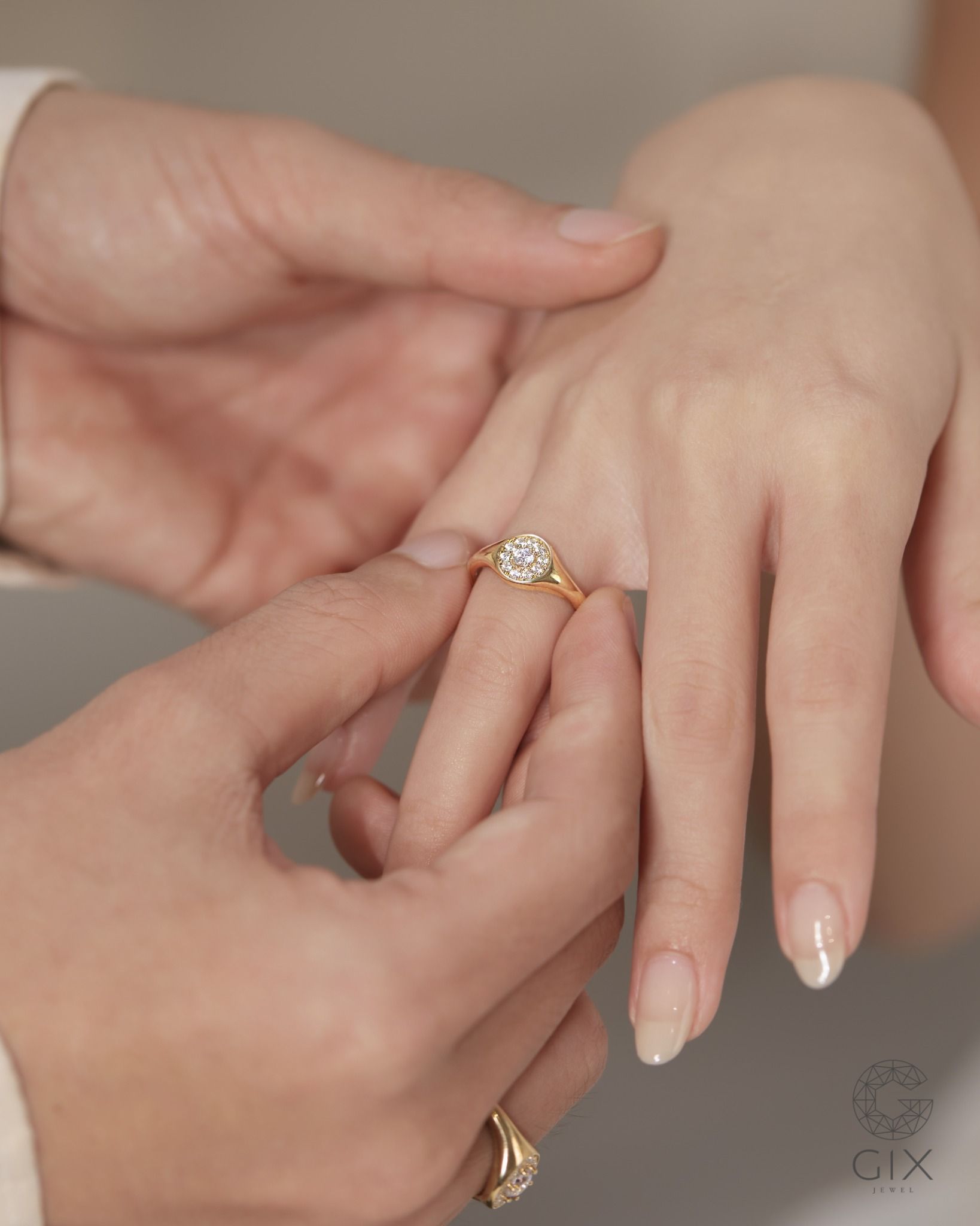  Nhẫn cưới signet ring mặt tròn vàng 14k đính đá Gix Jewel - GCR25050107 