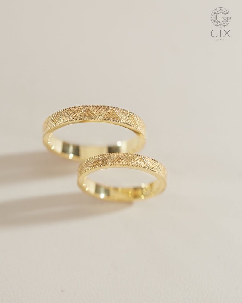 Nhẫn cưới vàng 18k đẹp tinh xảo bản to đơn giản khắc hoa văn đẹp Gix Jewel 