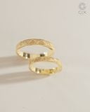  Nhẫn cưới vàng 18k đẹp tinh xảo bản to đơn giản khắc hoa văn đẹp Gix Jewel 