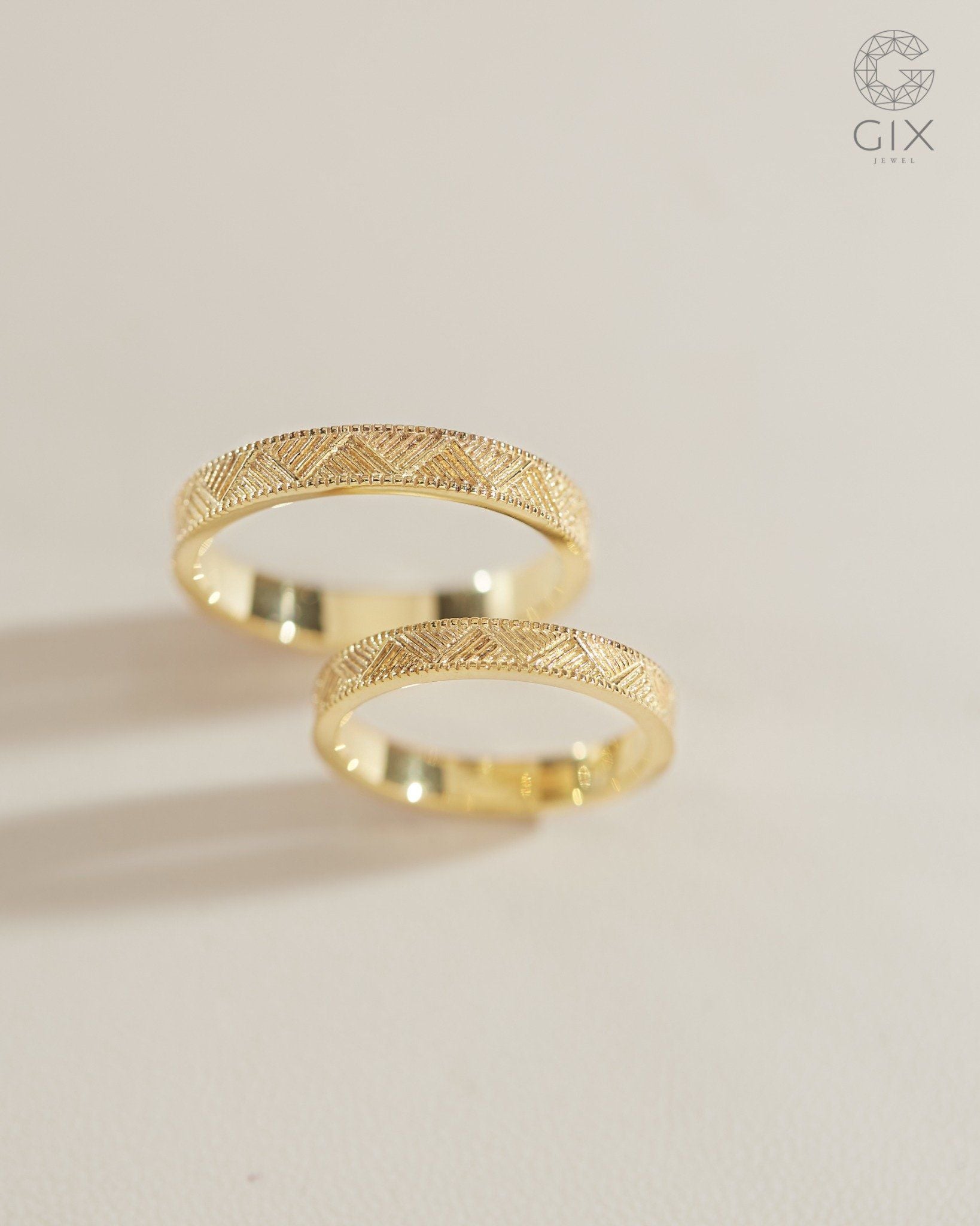  Nhẫn cưới vàng 18k đẹp tinh xảo bản to đơn giản khắc hoa văn đẹp Gix Jewel 