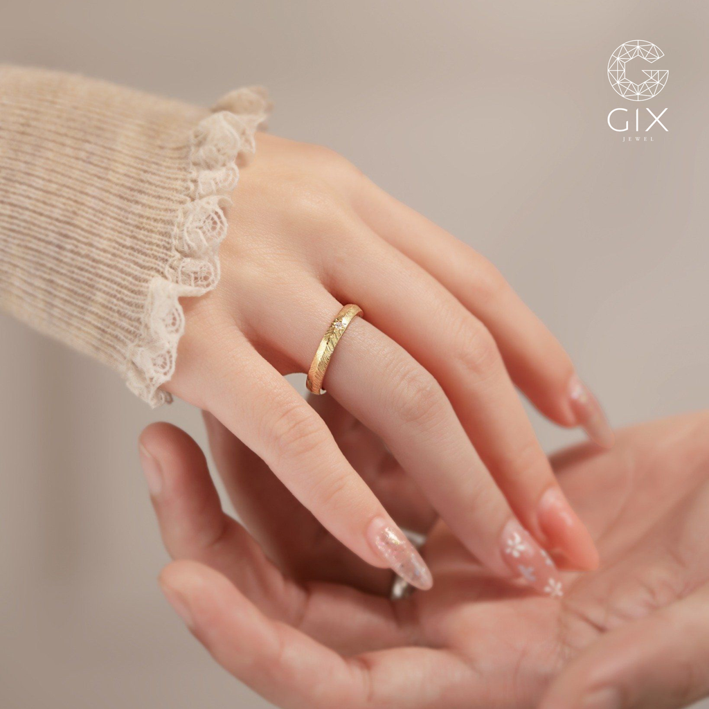 Nhẫn cưới vàng 18k thiết kế Gix Jewel đính kim cương nhám xước vintage 