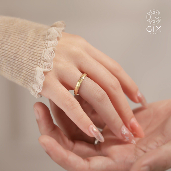 Nhẫn cưới vàng 18k thiết kế Gix Jewel đính kim cương nhám xước vintage