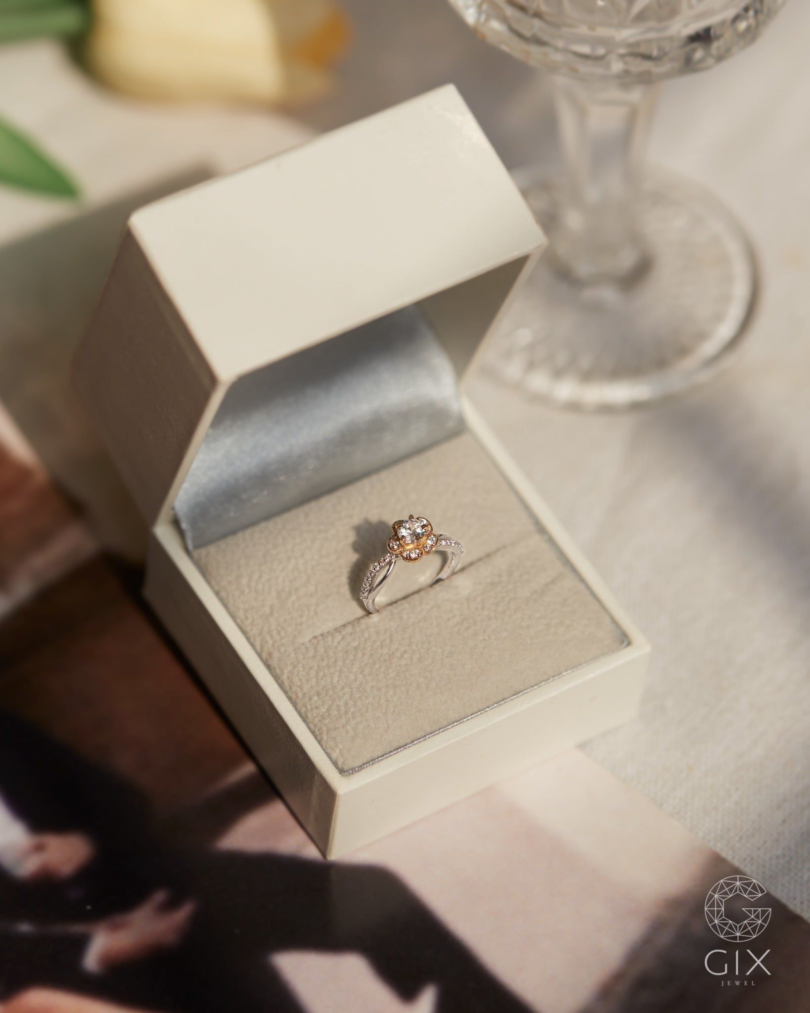  Nhẫn cầu hôn vàng tây kiểu dáng Twist mặt hoa | Gix Jewel 