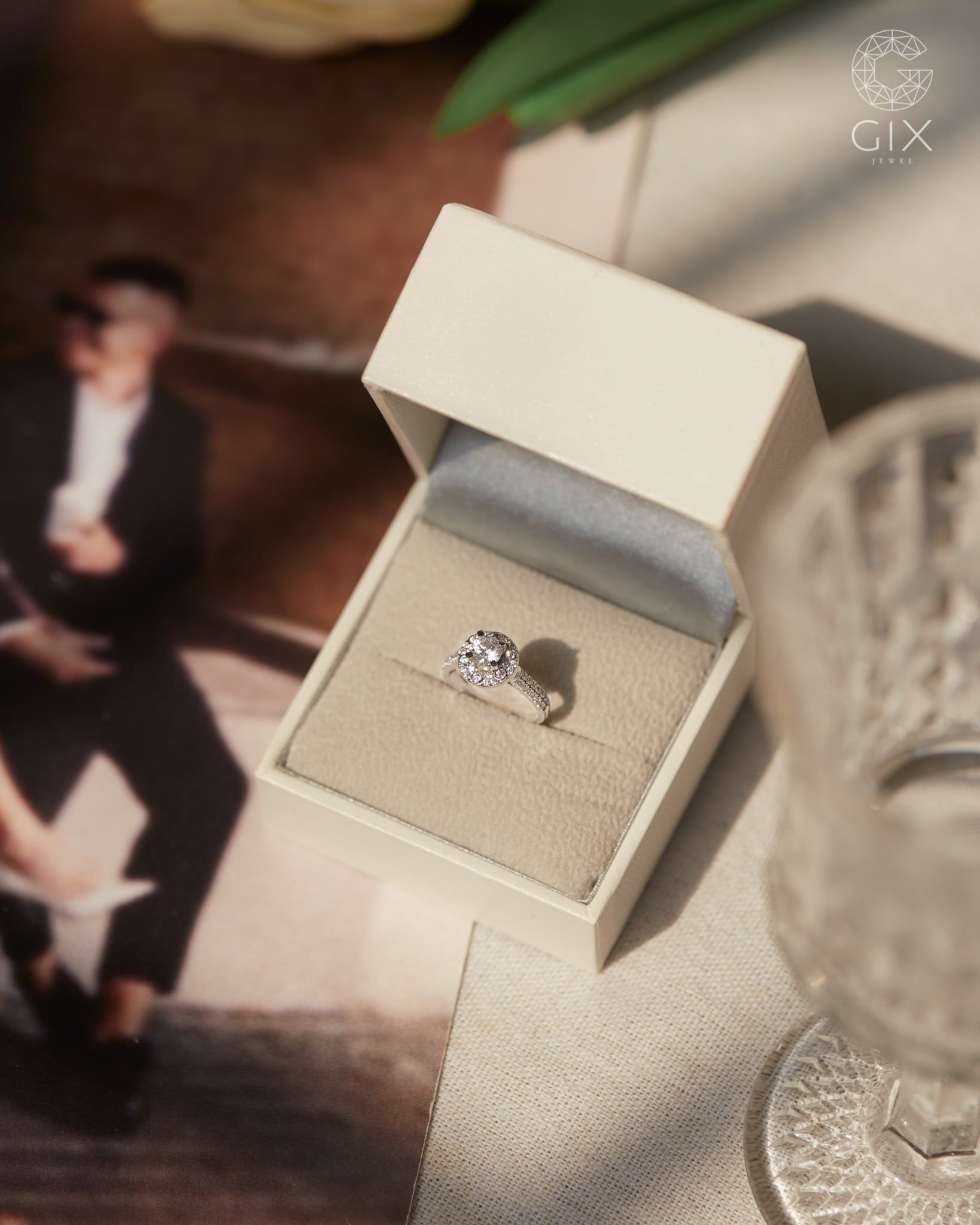  Nhẫn cầu hôn Halo vàng trắng đính kim cương | Gix Jewel 
