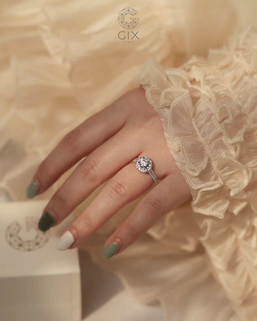  Nhẫn cầu hôn Halo vàng trắng đính kim cương | Gix Jewel 