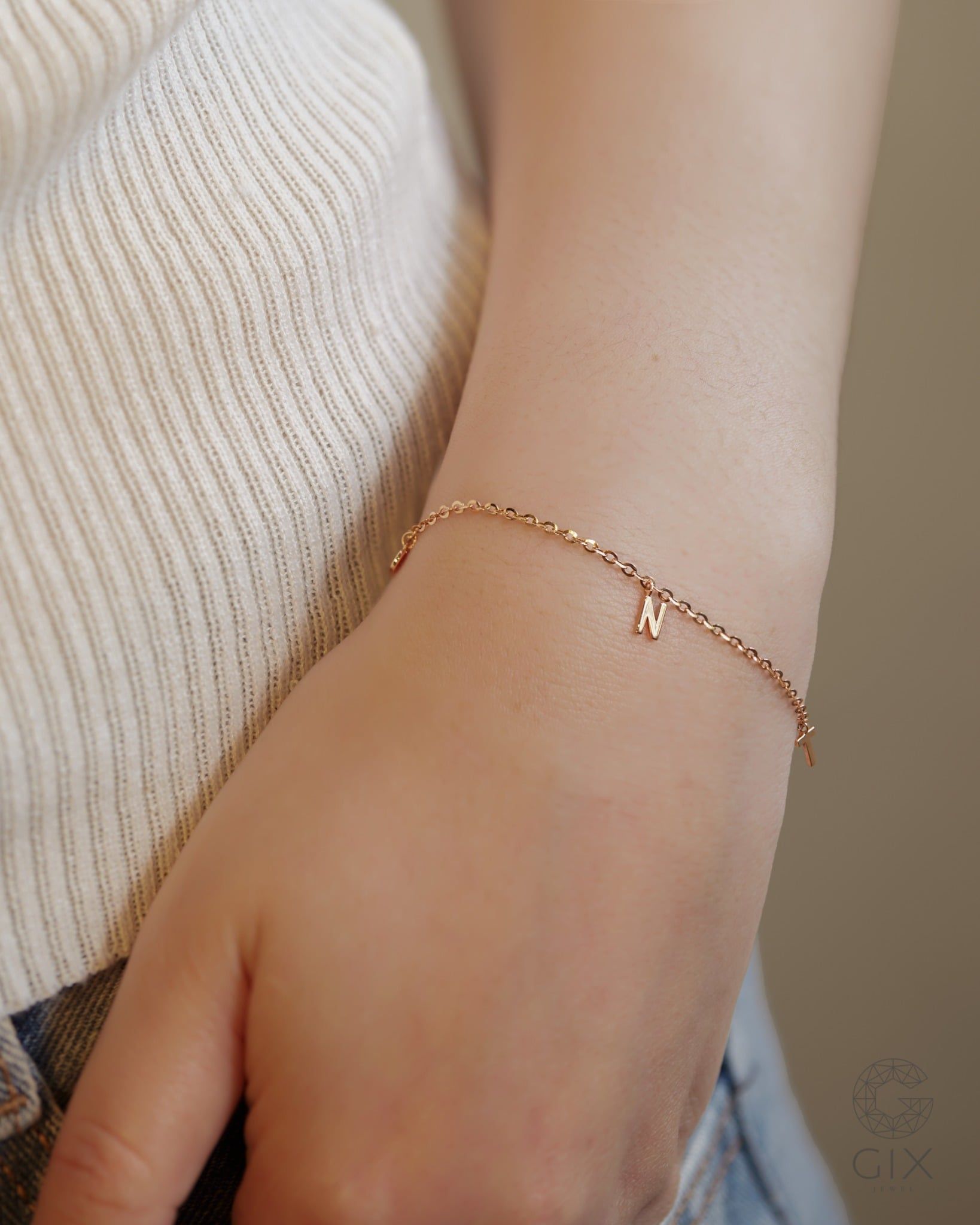 Lắc tay chữ cái theo yêu cầu sợi chữ cong mảnh vàng tây & bạc 925 | Gix Jewel 