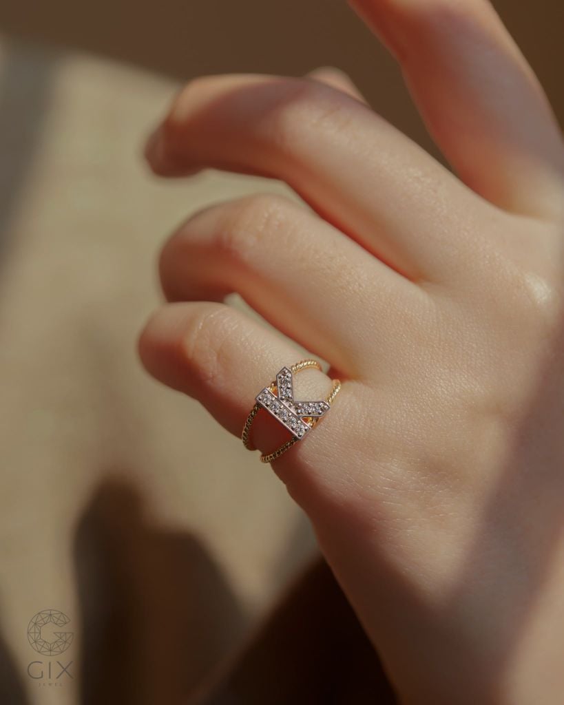  Nhẫn chữ cái theo yêu cầu đai xoắn mảnh đính đá cao cấp | Gix Jewel 