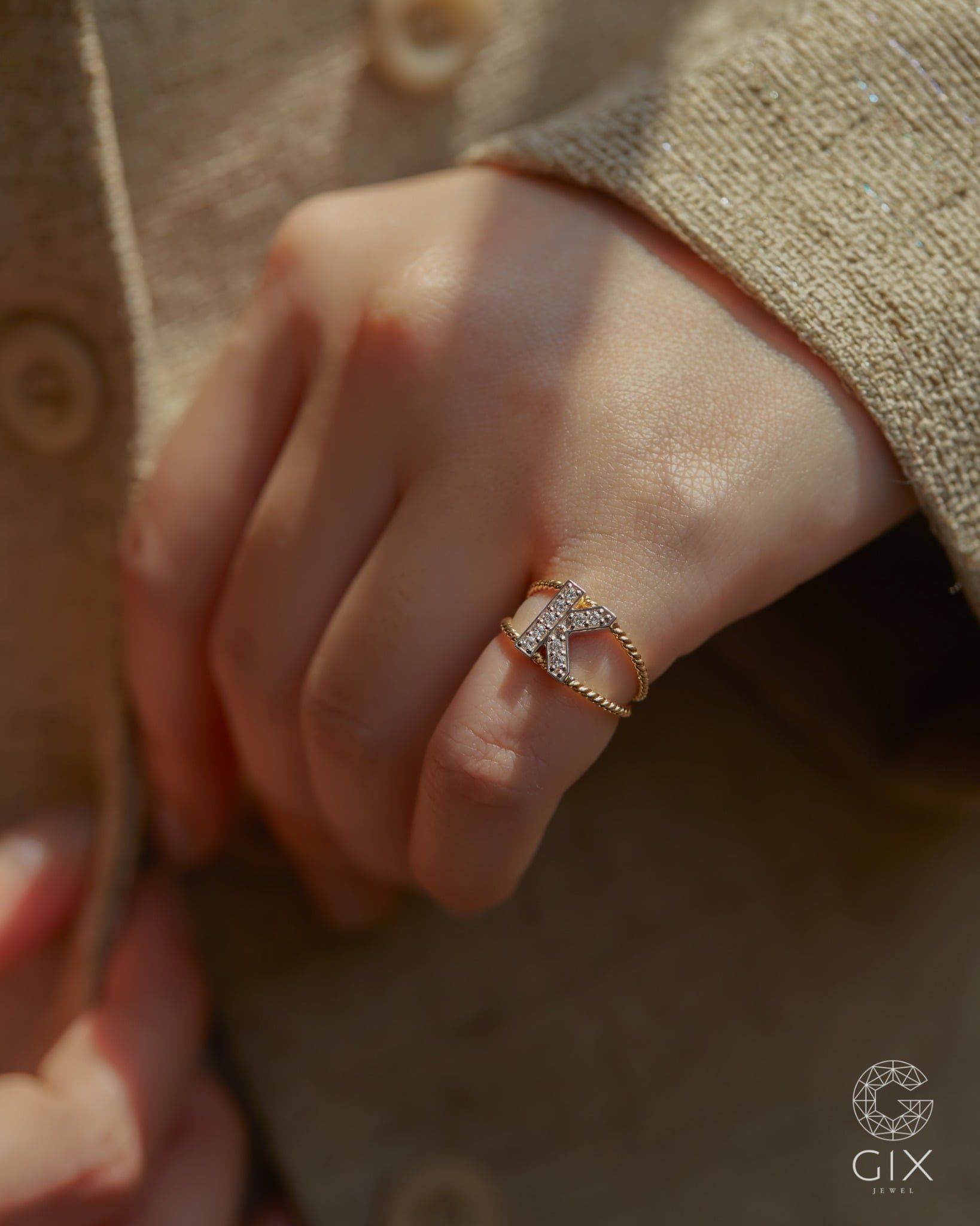  Nhẫn chữ cái theo yêu cầu đai xoắn mảnh đính đá cao cấp | Gix Jewel 