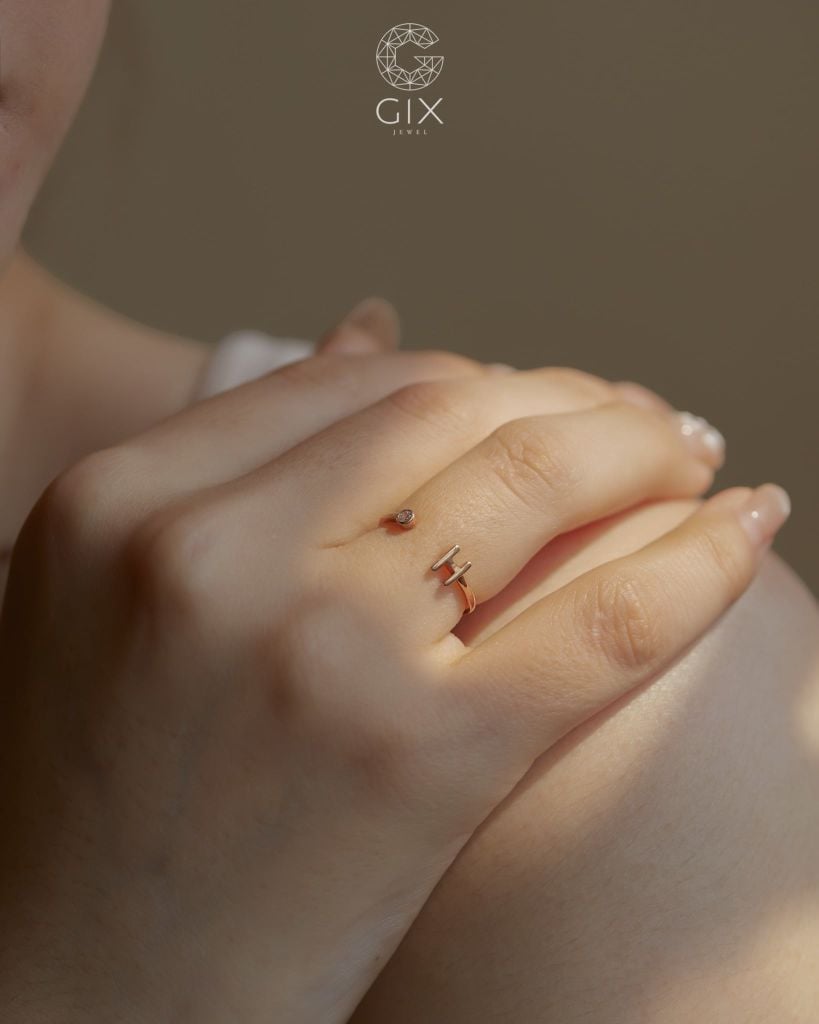  Nhẫn vàng nữ đơn giản hình chữ cái đai hở đính đá | Gix Jewel 
