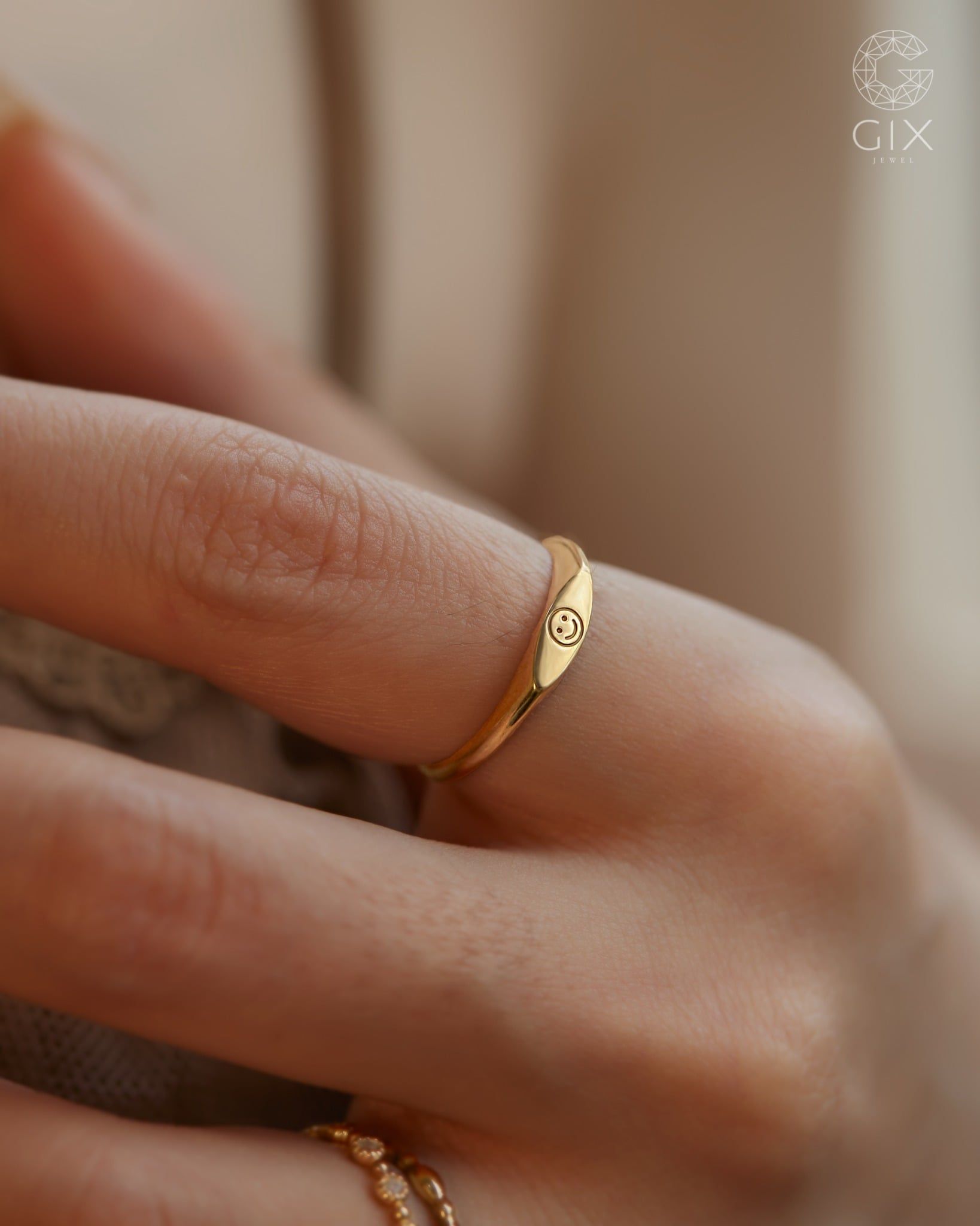  Nhẫn signet nữ dáng oval mini khắc chữ theo yêu cầu | Gix Jewel 