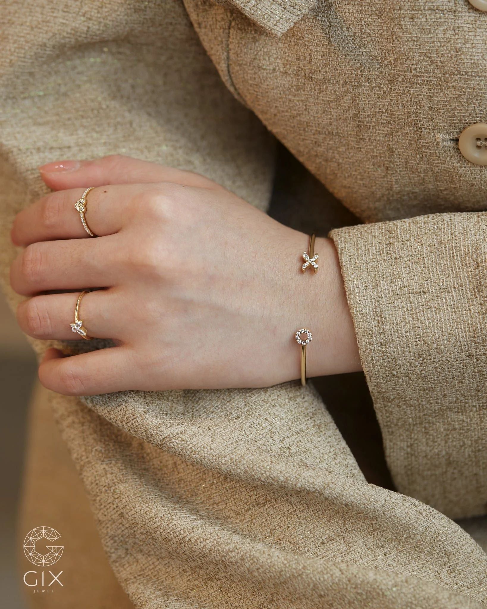  [CÓ SẴN] Vòng cuff hở bạc mạ vàng gắn 2 charm chữ cái 