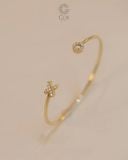  [CÓ SẴN] Vòng cuff hở bạc mạ vàng gắn 2 charm chữ cái 