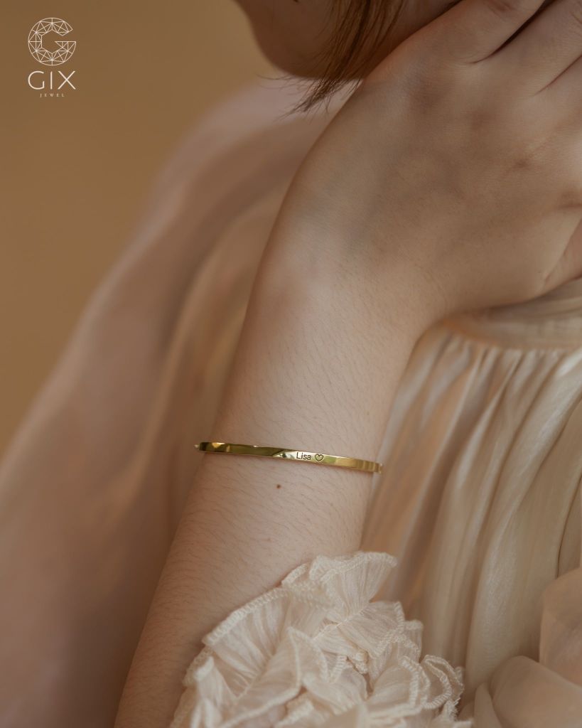 Vòng tay kiềng trơn nguyên khối vàng tây & bạc 925 khắc tên theo yêu cầu | Gix Jewel