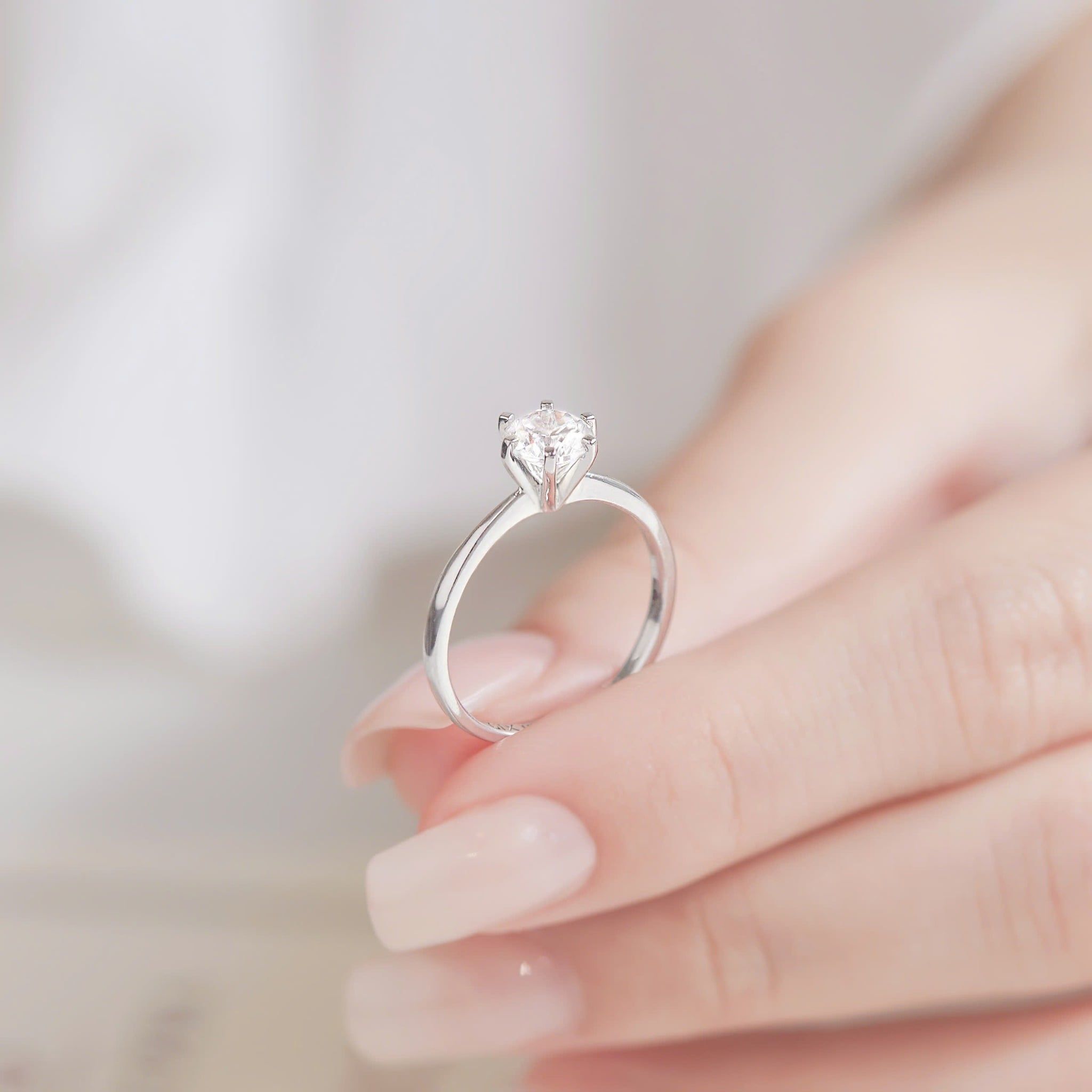  Nhẫn cầu hôn vàng 18k Luxe Dot | Gix Jewel 