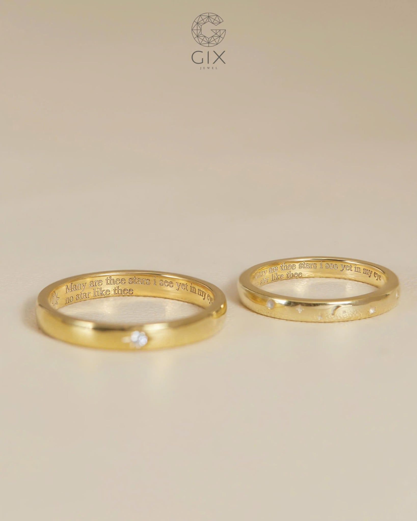  Nhẫn cưới vàng tây 18k đẹp tinh xảo tròn trơn khắc vũ trụ sao trăng Gix Jewel 