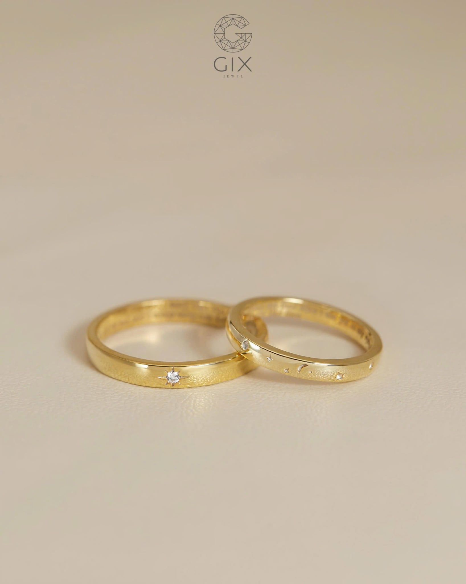  Nhẫn cưới vàng tây 18k đẹp tinh xảo tròn trơn khắc vũ trụ sao trăng Gix Jewel 