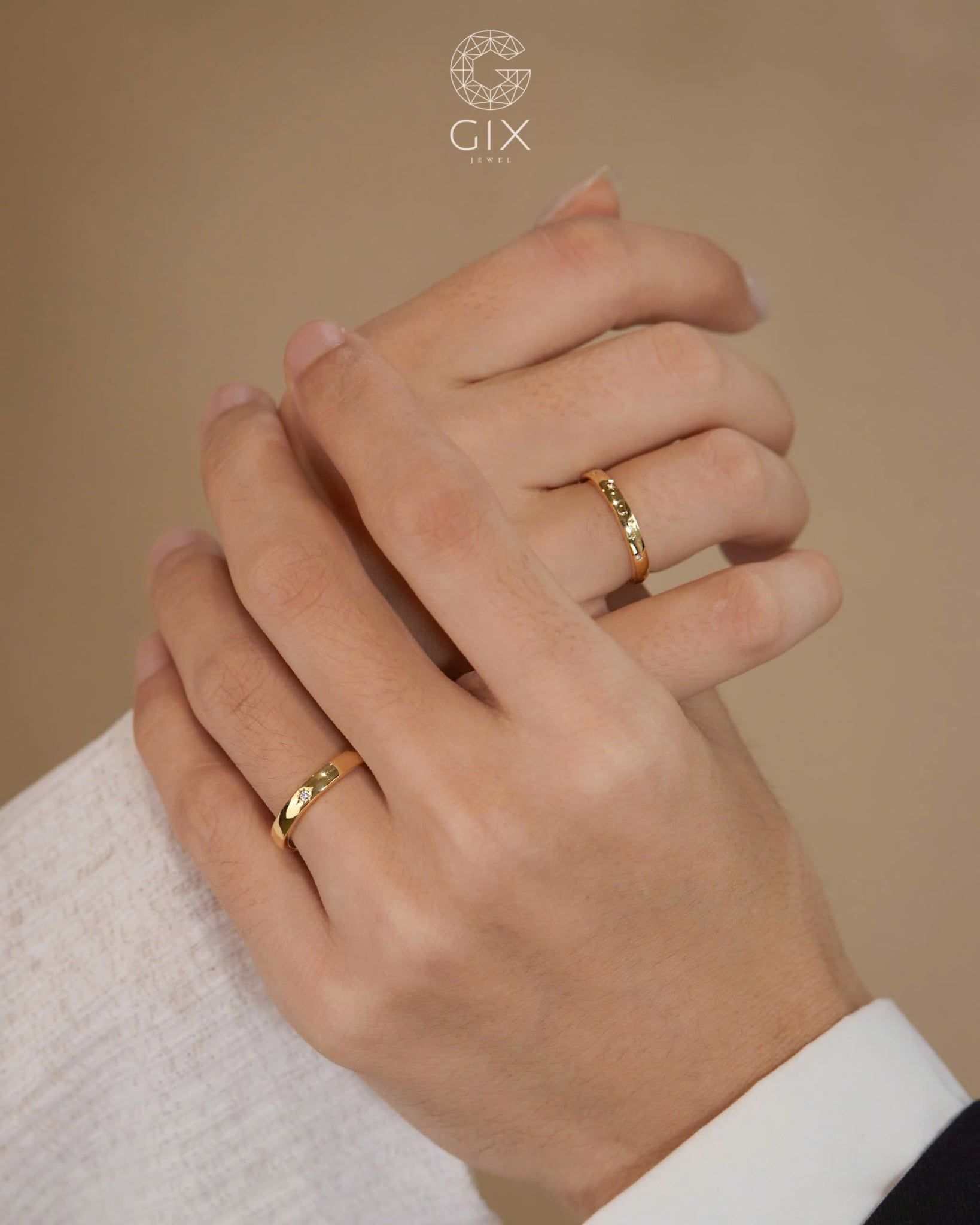  Nhẫn cưới vàng tây 18k đẹp tinh xảo tròn trơn khắc vũ trụ sao trăng Gix Jewel 