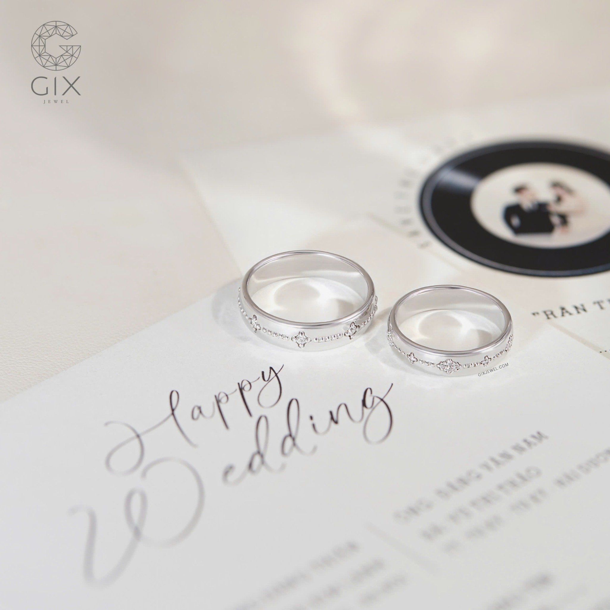  Nhẫn cưới vàng 18k hoa văn đẹp đính kim cương Gix - GCR25050112 