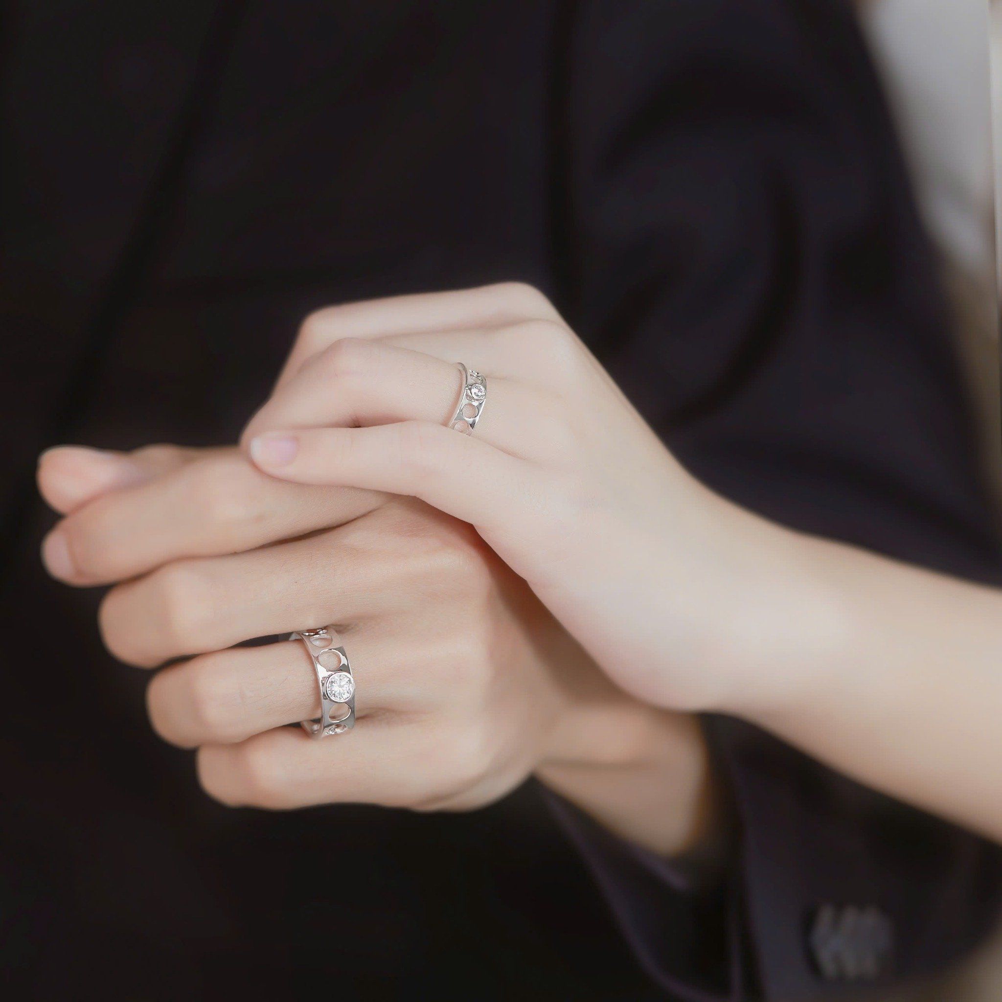  Nhẫn cưới vàng 610 thiết kế đẹp lạ đính đá lớn - GCR25050028 