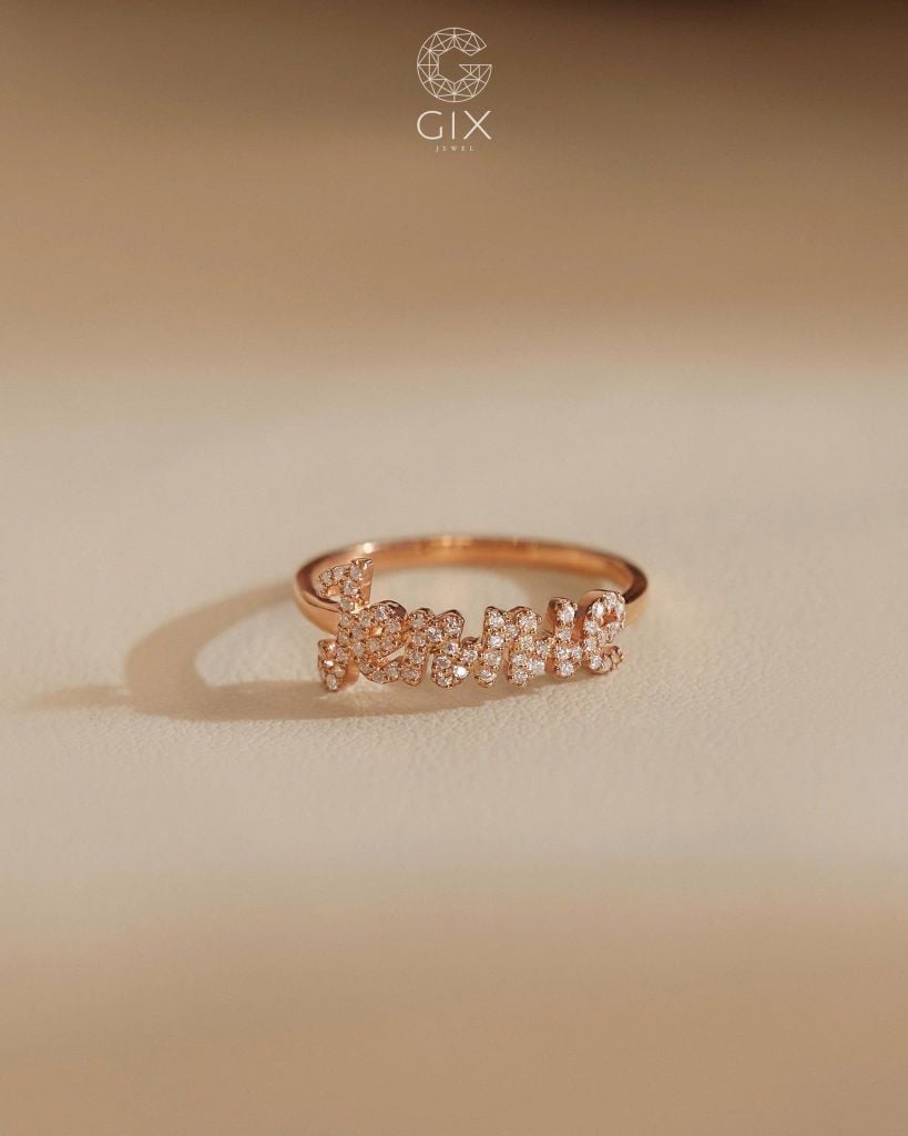 Nhẫn thiết kế tên riêng đính đá - GNN25050184 | Gix Jewel