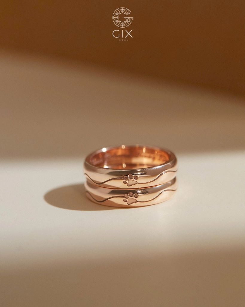 Nhẫn cưới truyền thống vàng tây 18k bản mo khắc chữ lên nhẫn