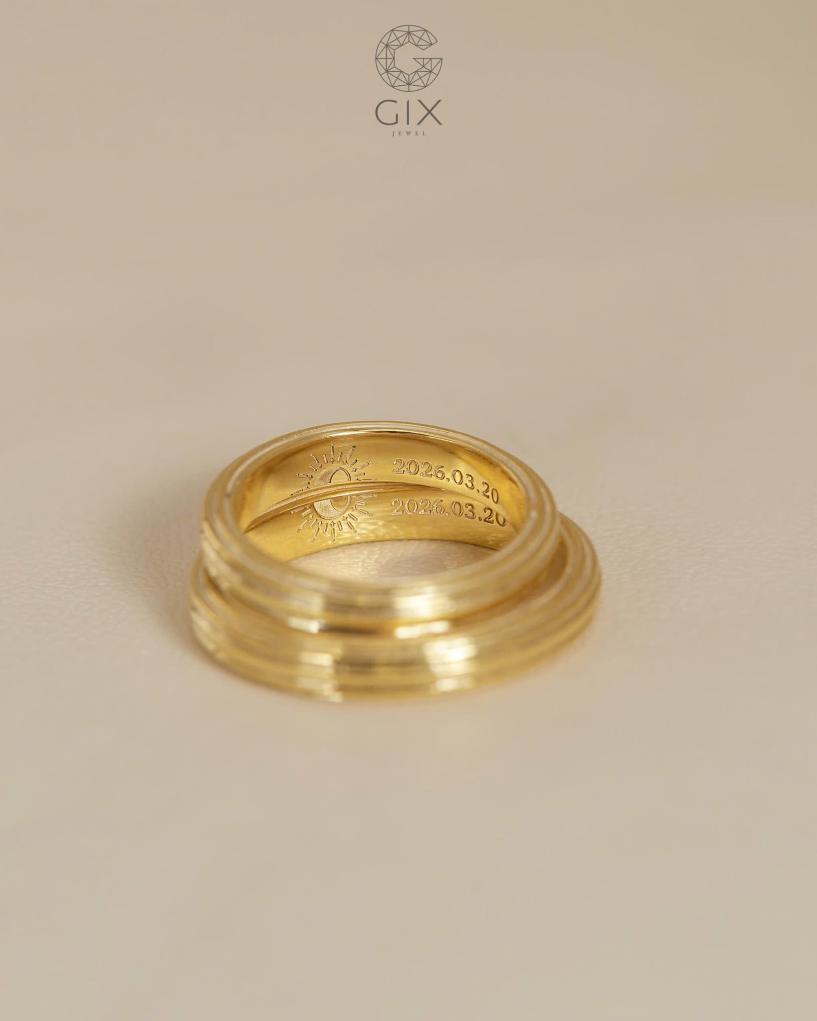  Nhẫn cưới trơn vàng trắng 18k thiết kế đẹp khắc chữ Gix Jewelry 