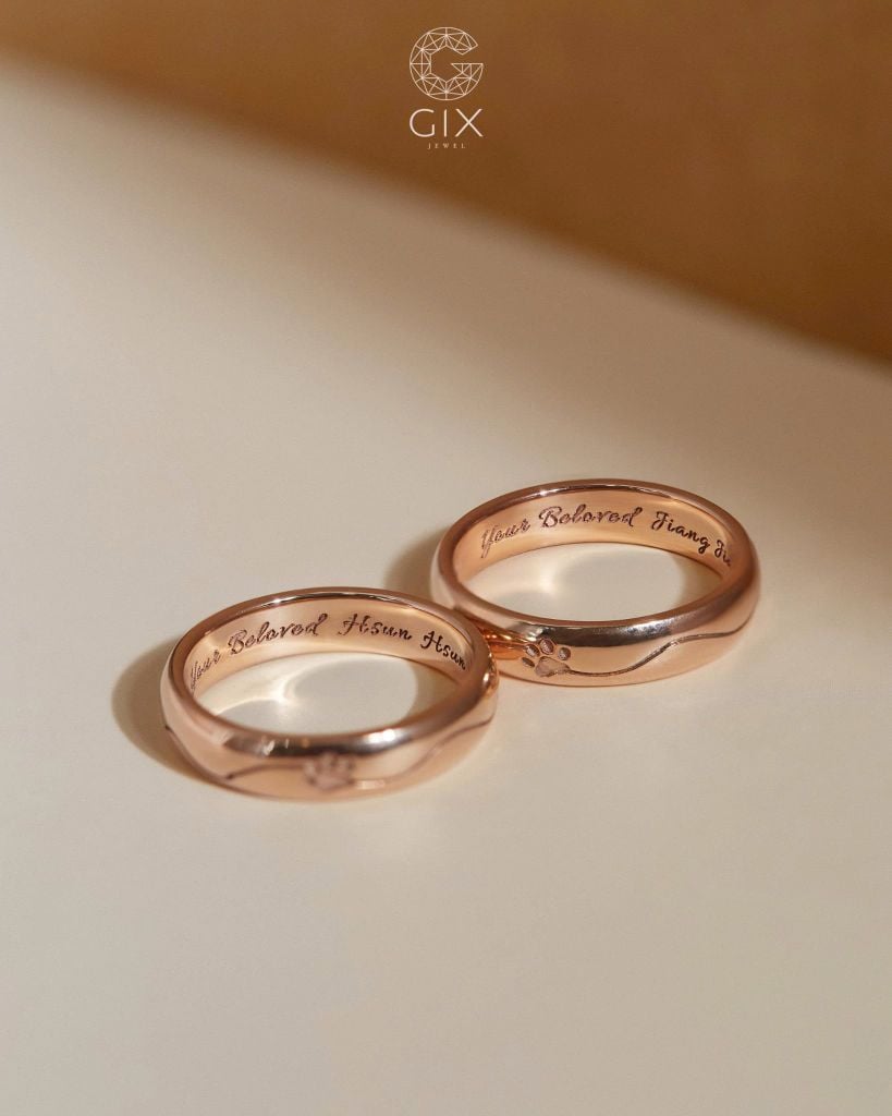 Nhẫn cưới truyền thống vàng tây 18k bản mo khắc chữ lên nhẫn