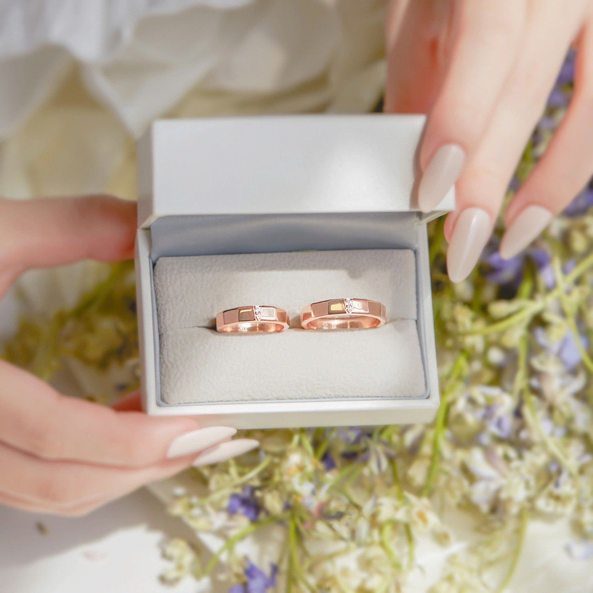  Nhẫn Cưới Vàng 10K Vát Cạnh - Loyelle | GCR25050008 