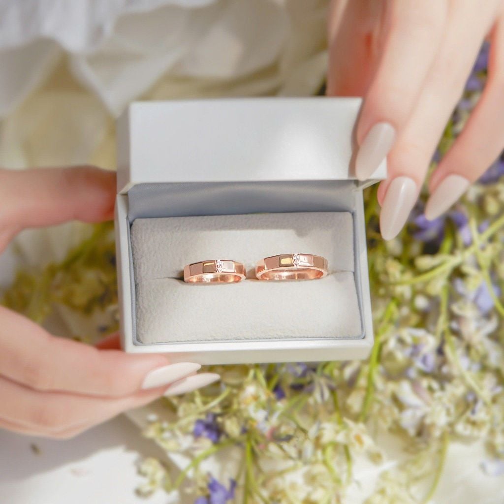 Nhẫn cưới vàng 18k vát cạnh sang trọng đính kim cương Gix - GCR25050008