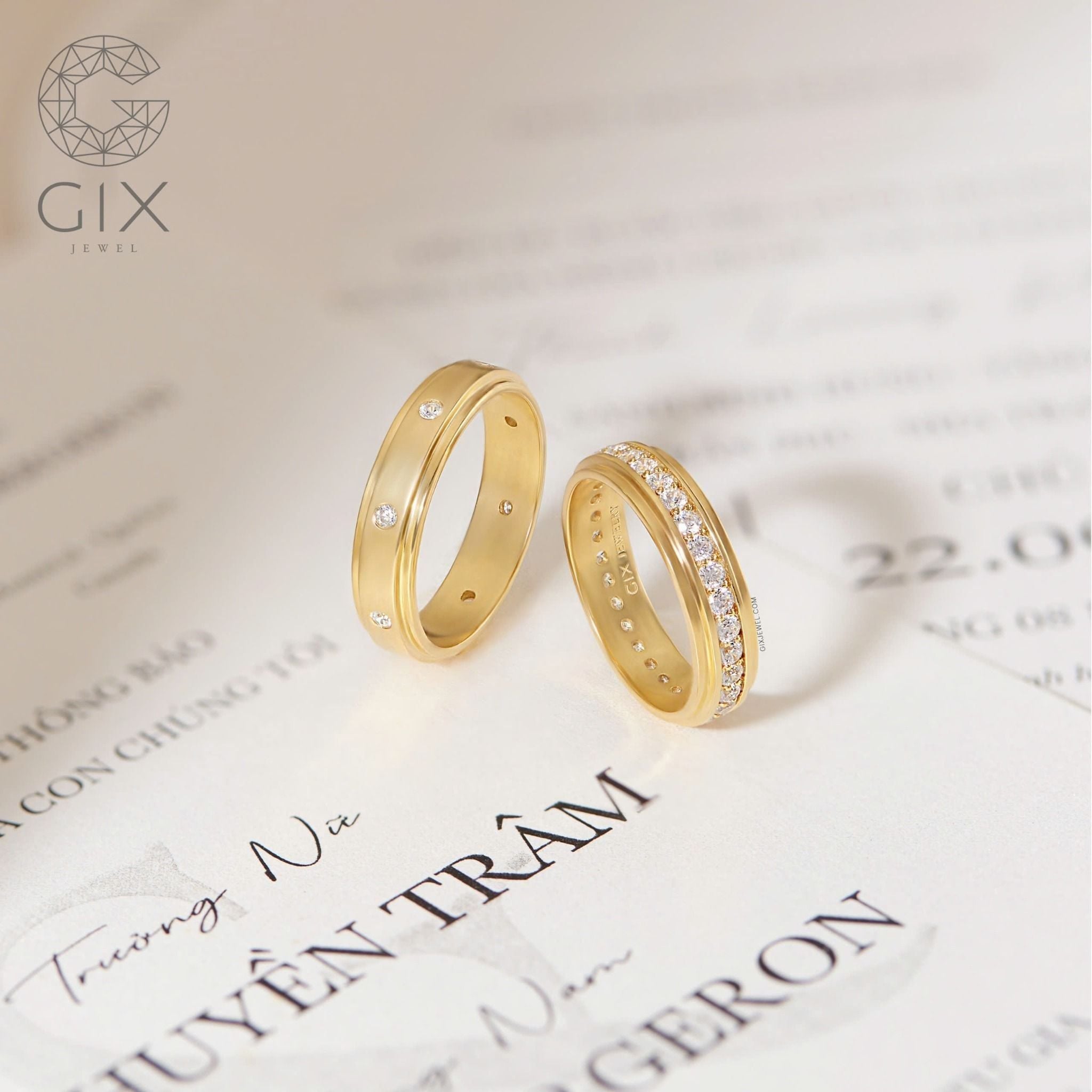  Nhẫn cưới xoay vàng tây 18k đính kim cương khắc tên Gix Jewel - GCR25050099 