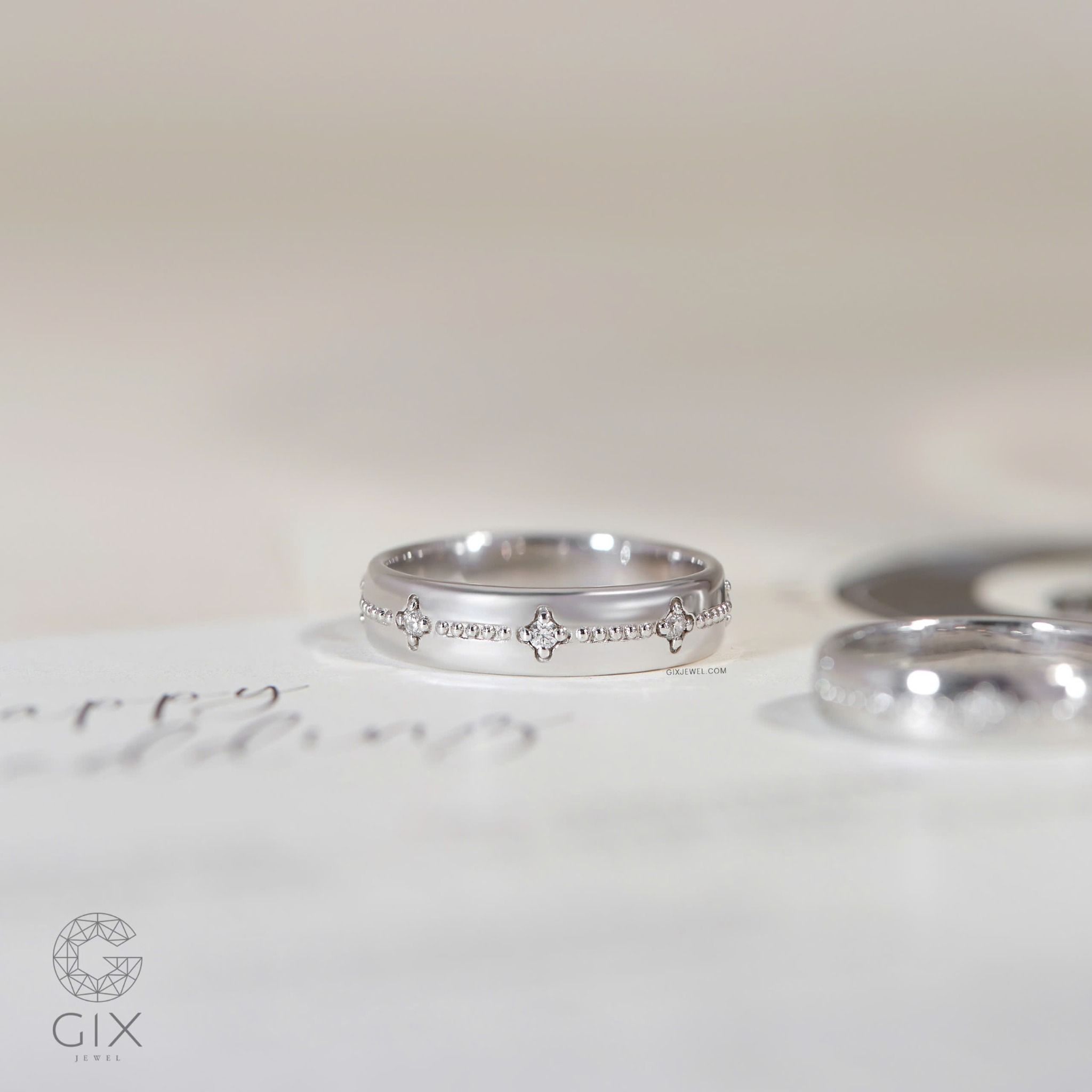  Nhẫn cưới vàng 10k hoa văn đẹp đính kim cương Gix - GCR25050112 