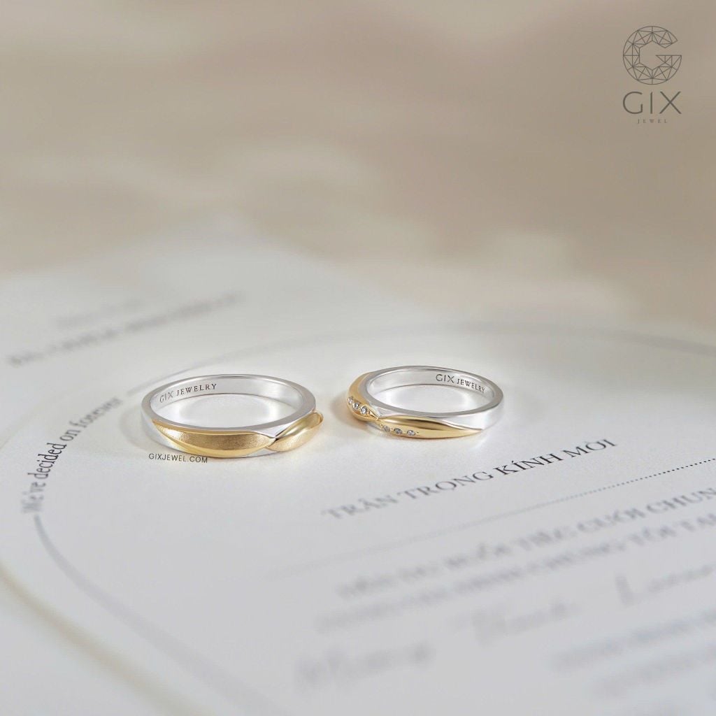  Nhẫn cưới hai màu đơn giản đẹp Platinum đính Moissanite khắc chữ Gix Jewel 
