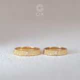  Nhẫn cưới kiểu đẹp sang trọng vàng tây đính kim cương bản vuông khắc chữ Gix Jewel 