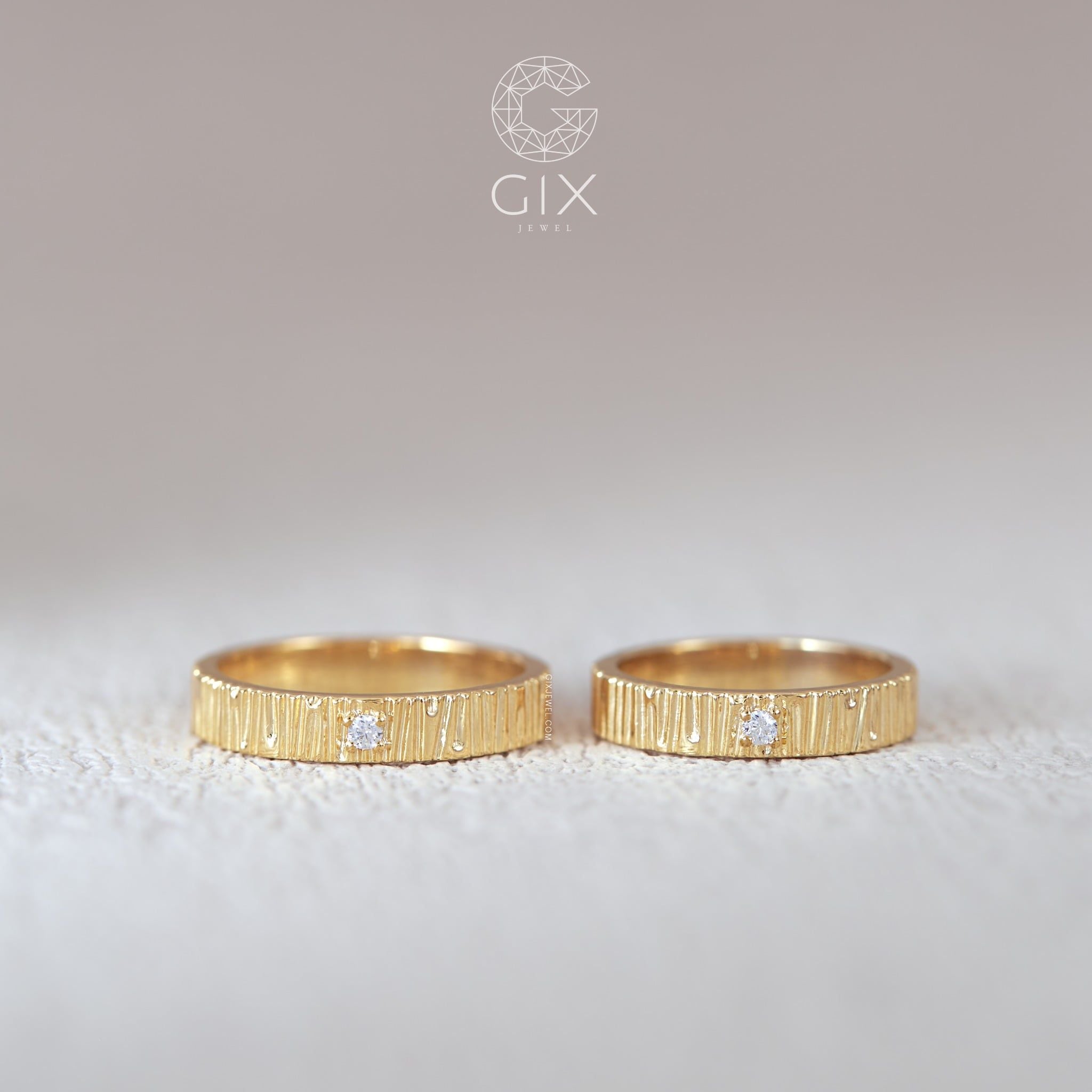  Nhẫn cưới kiểu đẹp sang trọng vàng tây đính kim cương bản vuông khắc chữ Gix Jewel 