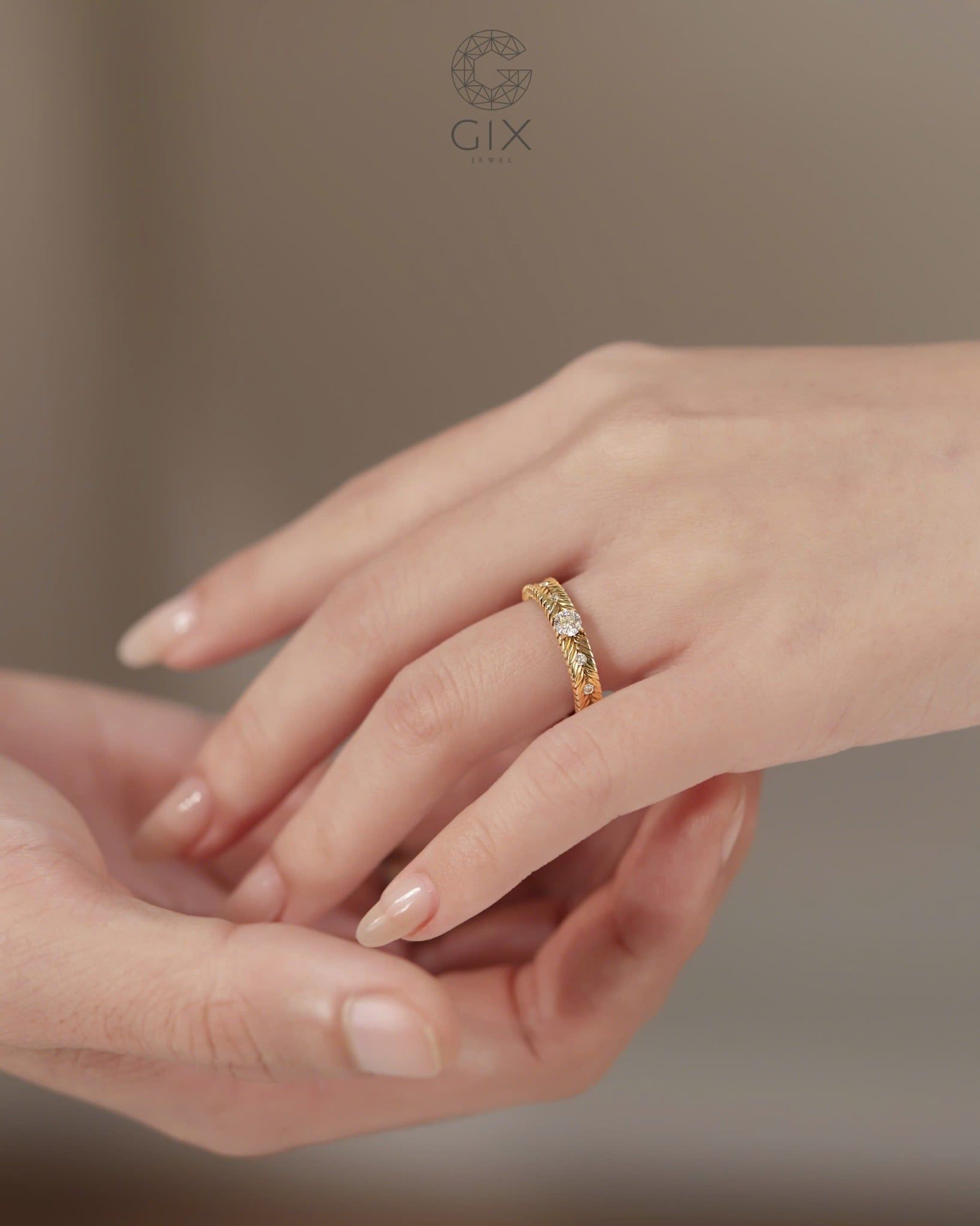  Nhẫn cưới kim cương đẹp vàng trắng 14k bản vuông hoa văn độc đáo Gix Jewel 