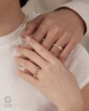  Nhẫn đôi bạc bản vuông mạ vàng khắc hoa văn Gix Jewel - GCR25050088 