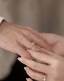  Nhẫn cưới vàng 14k bản vuông khắc hoa văn đẹp Gix Jewel - GCR25050088 