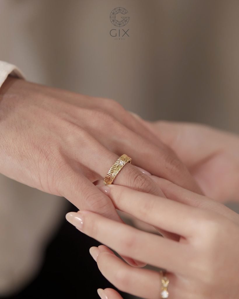 Nhẫn cưới vàng tây 610 bản vuông khắc hoa văn đẹp Gix Jewel - GCR25050088 
