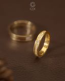  Nhẫn cưới hiện đại vàng 18k đính kim cương bản to khắc chữ | Gix Jewelry 